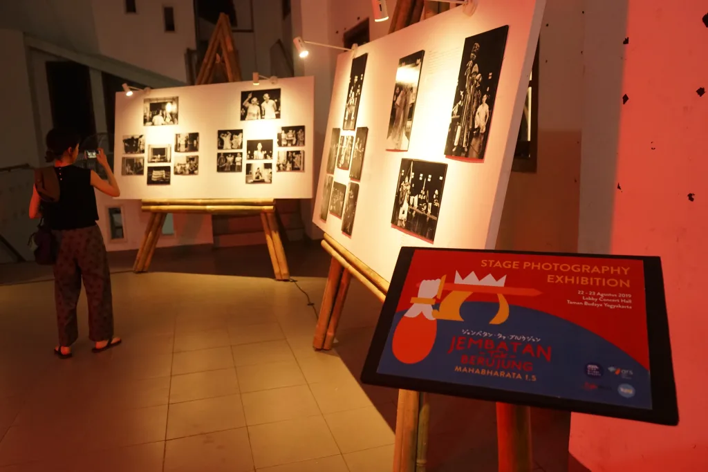 Event dengan backdrop dekorasi SEWARSA