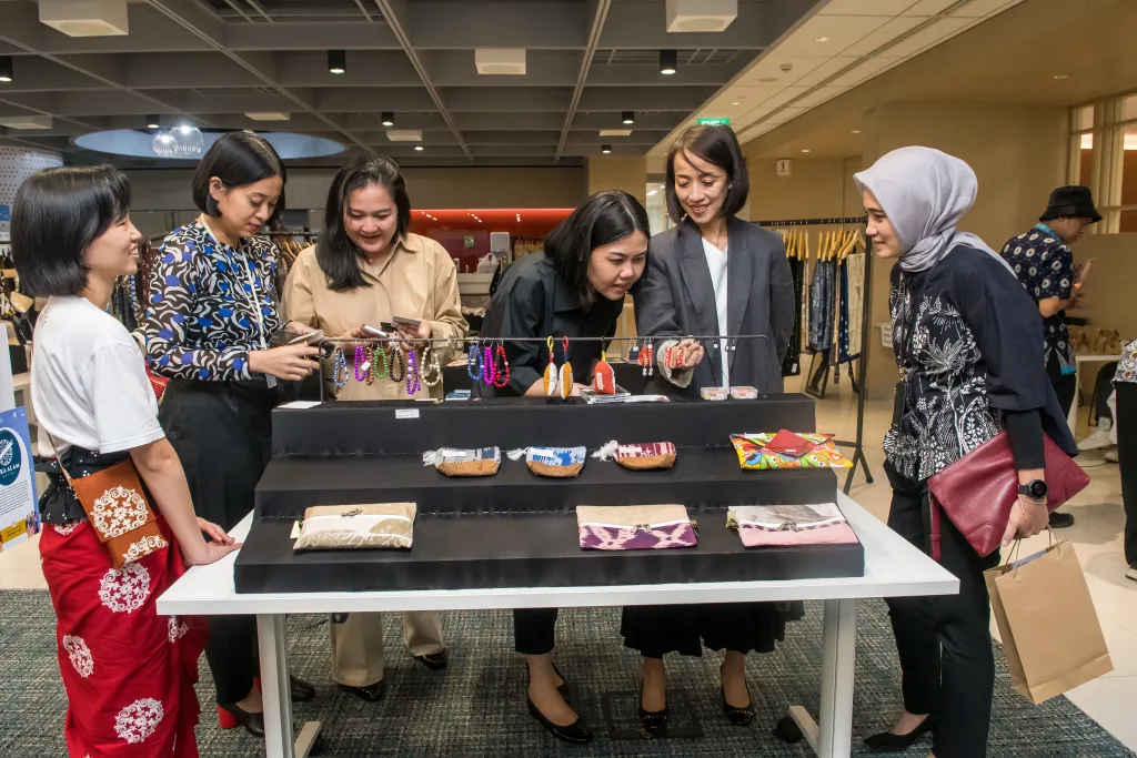 Pengunjung melihat display produk